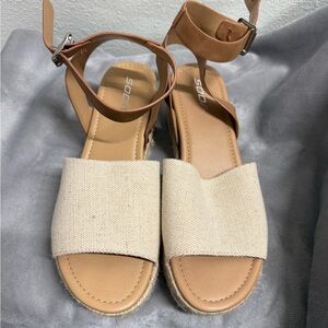 Soda Women's Beige and Tan Sandals